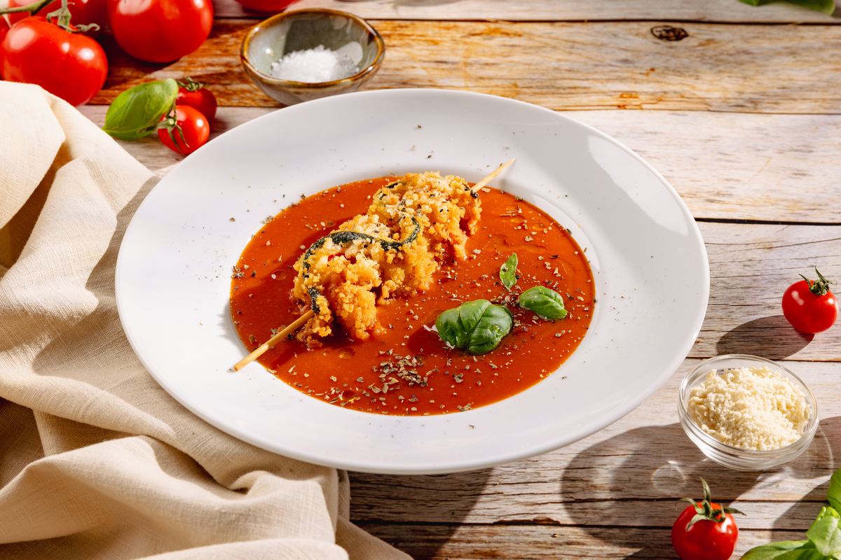 Tomatensuppe mit Garnelenspieß in Panko-Panade