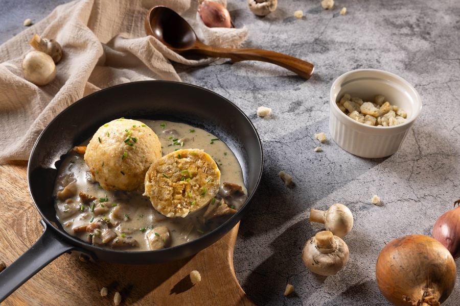 Semmelknödel mit Pilzrahmsoße in der Pfanne