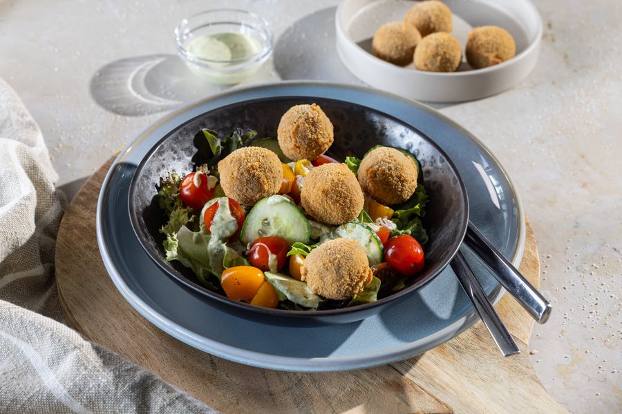 Gemischter Salat mit Bällchen in glutenfreier Panade
