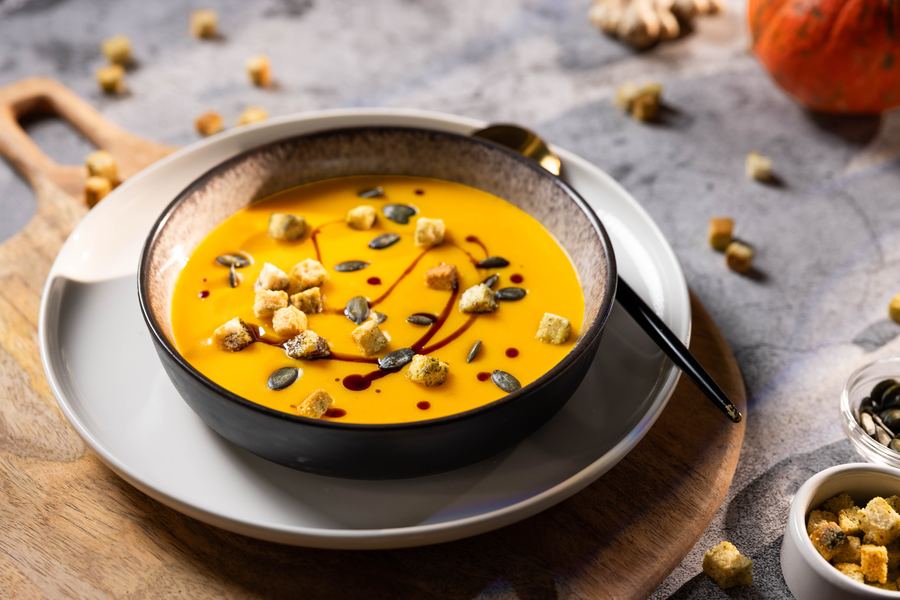 Kürbiscremesuppe mit Kräuter-Croutons